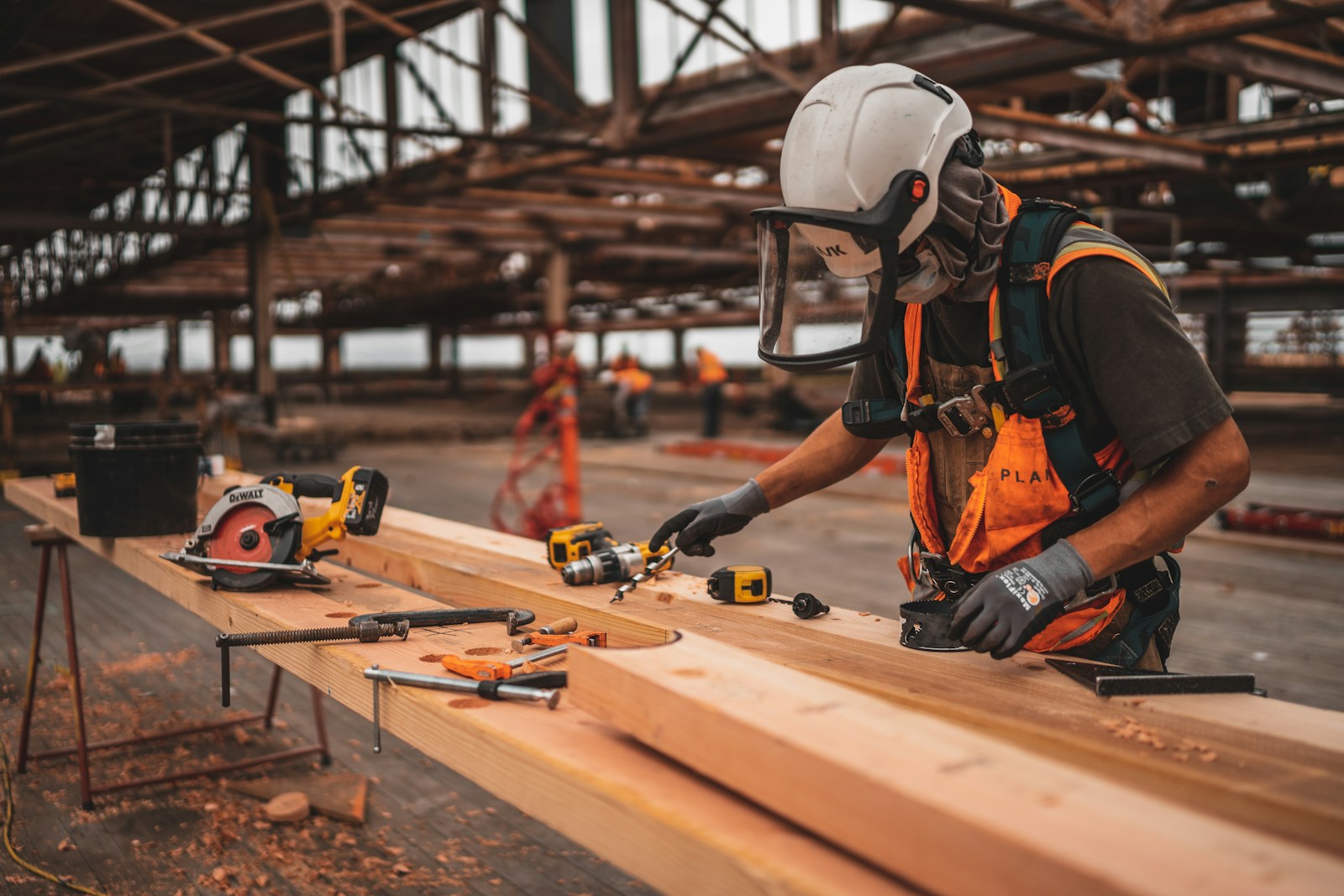 Pourquoi le pantalon de travail stretch s’impose chez les professionnels